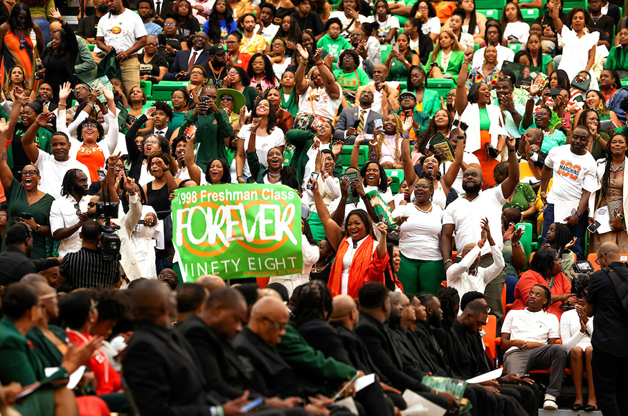 Alumni from 1998 Freshman Class celebrate at Homecoming Convocation. (Credit: Glenn Beil)