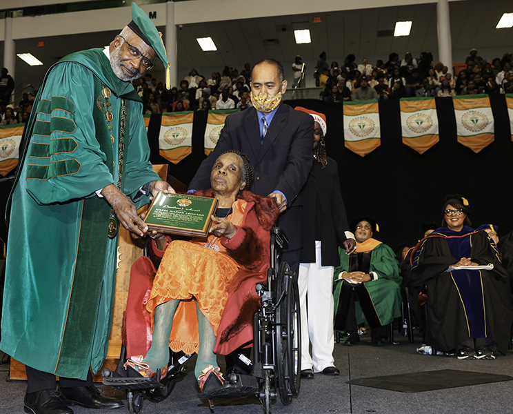 President Larry Robinson presents the President’s Award to Mrs. Hazel Napier Leonard. (Credit Glenn Beil)